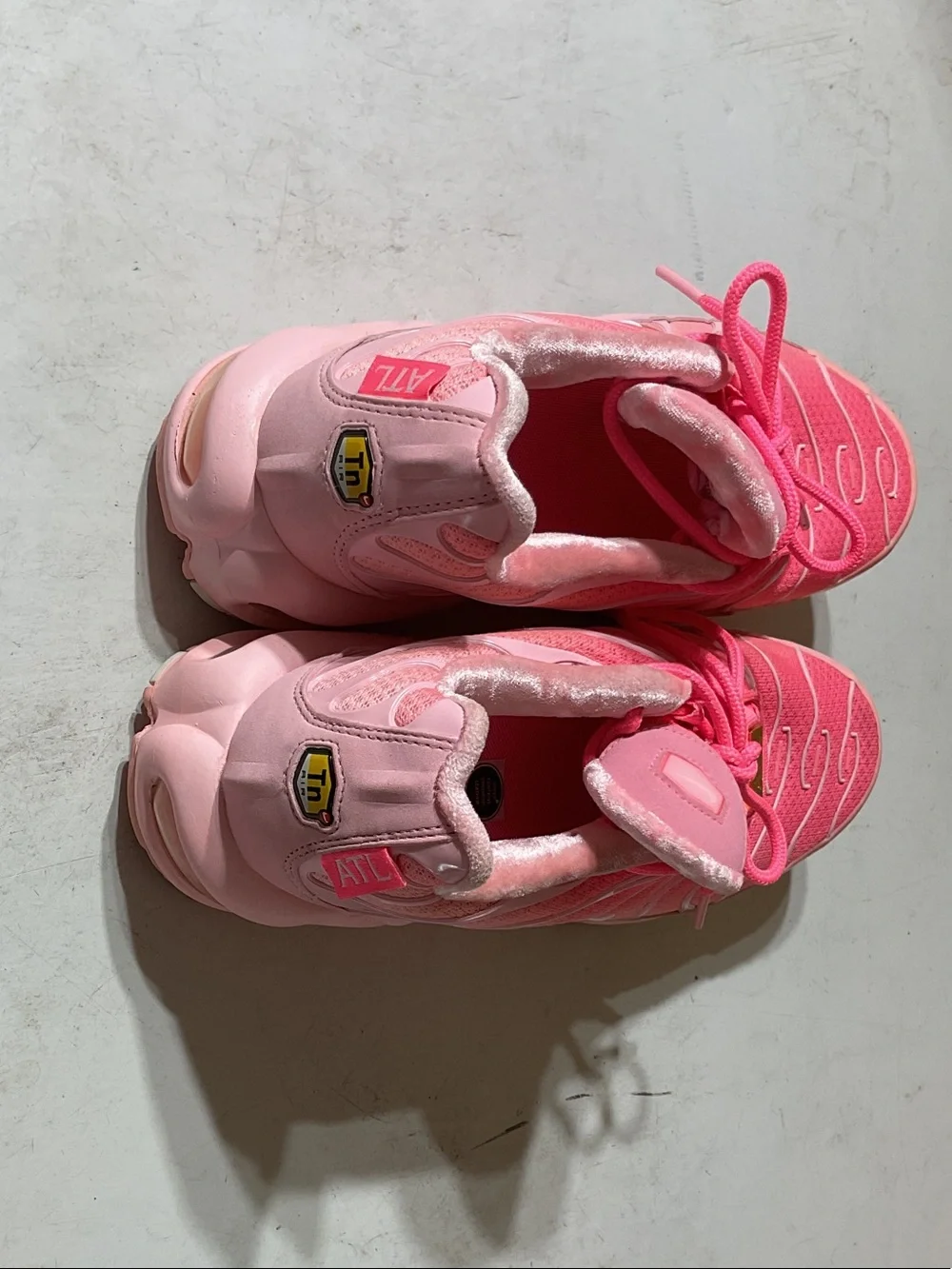 Women size 8 Atlanta pink NIKE Air max sneakers